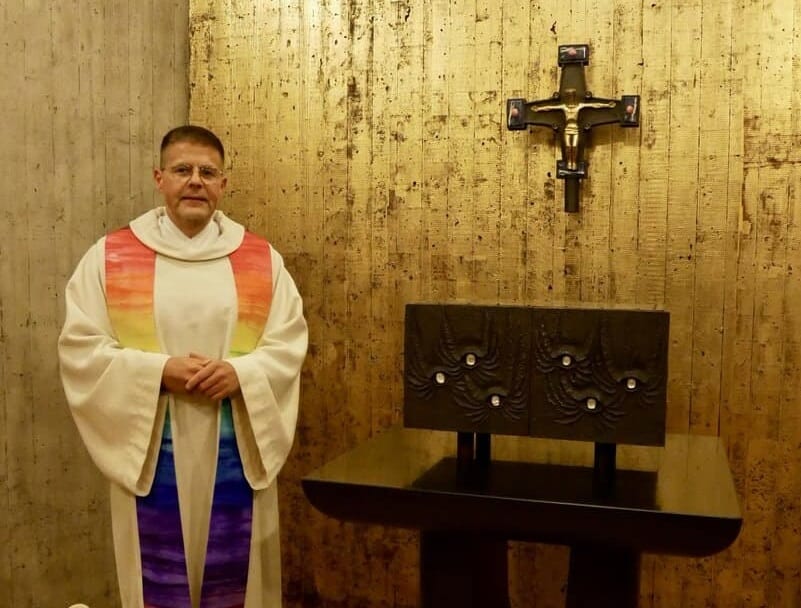 Pastor Frank Kribber in der Kapelle des Ludwig-Windthorst-Hauses, die Katholisch-Soziale Akademie und Heimvolkshochschule des Bistums Osnabrück in Lingen/Holthausen.