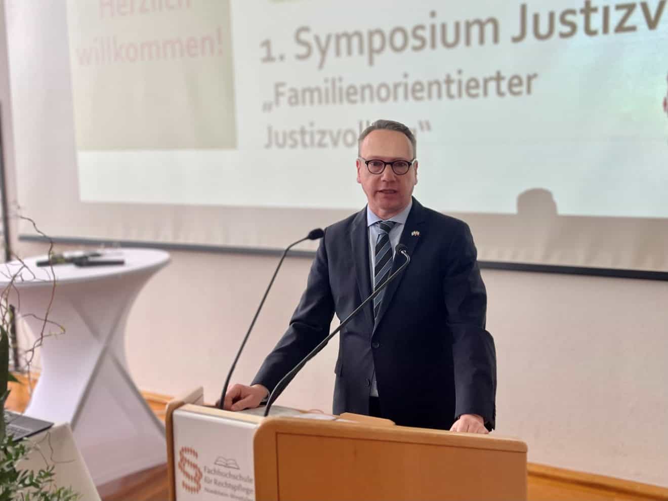 Symposium ＂Familienorientierung im Justizvollzug＂ in NRW