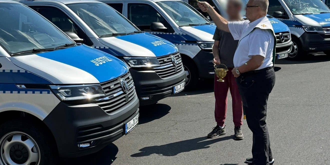 In der JVA Wittlich neun Dienstfahrzeuge gesegnet