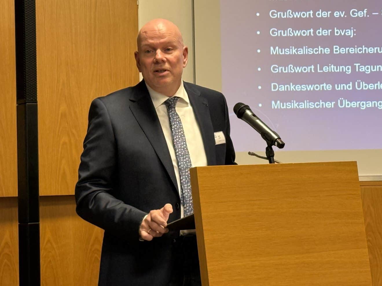 Das ＂Bohren dicker Bretter＂ bei Bediensteten und Inhaftierten