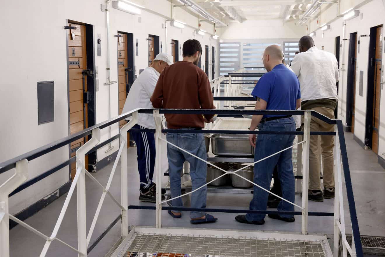 Gefängnispastoral lernt man, indem man durch die Zellenblöcke geht