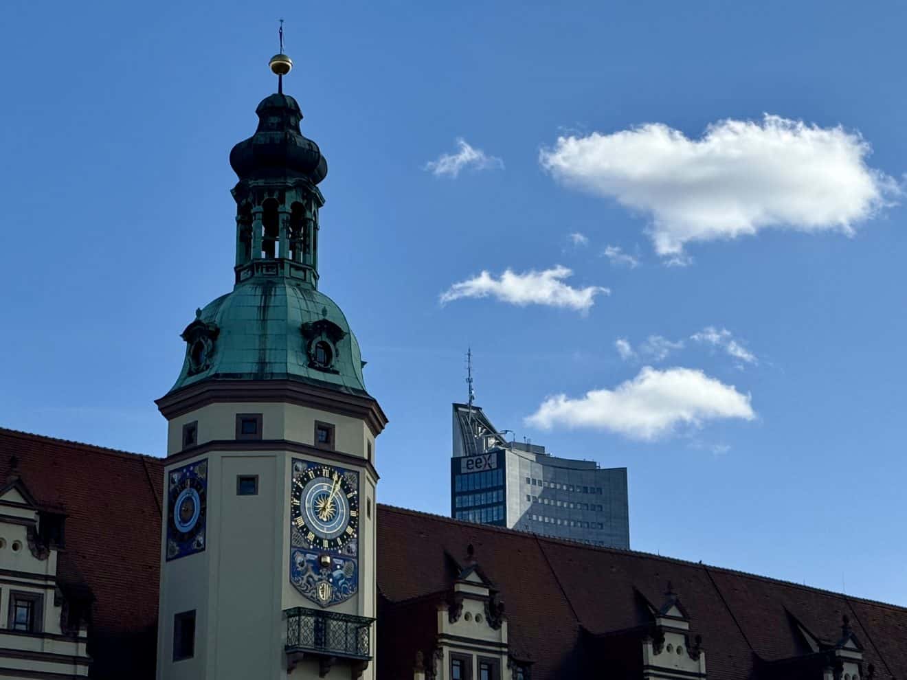 Schattend kam eine hell-lichte Wolke über sie hinüber