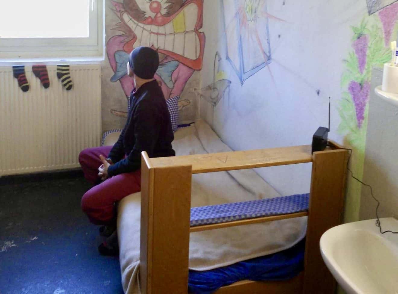 Inhaftierter Graffiti-Künstler gestaltet zeichnerisch seinen Haftraum