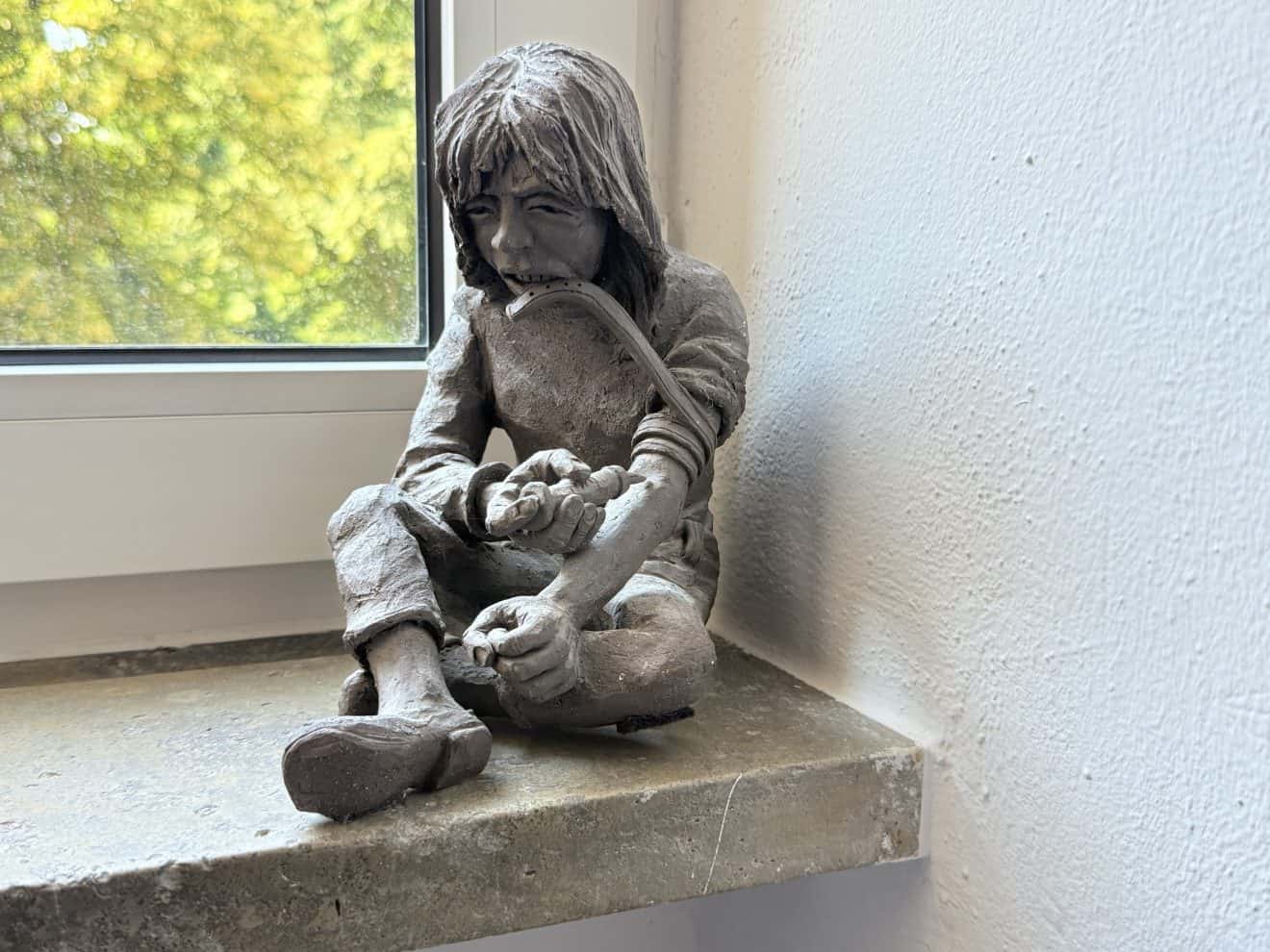 Tonfiguren im Pallotti-Haus: Ein Hirte als Drogenkonsument...