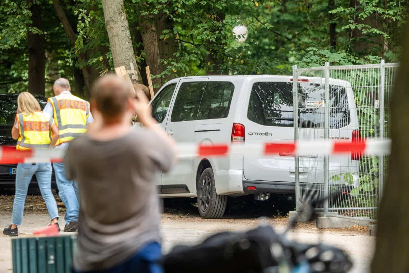 Im Knast-Gottesdienst wird für Geschädigte des CSD Anschlag gebetet