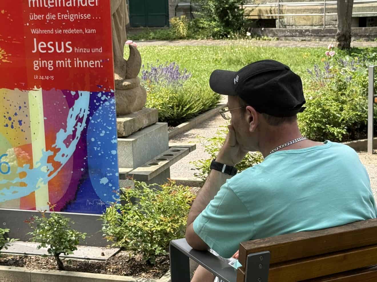 Kunst im Knast: Im Gefängnisalltag auf die Trauminsel reisen